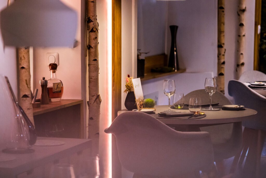 Salle du restaurant gastronomique esens'all-PARIS 17- batignolles