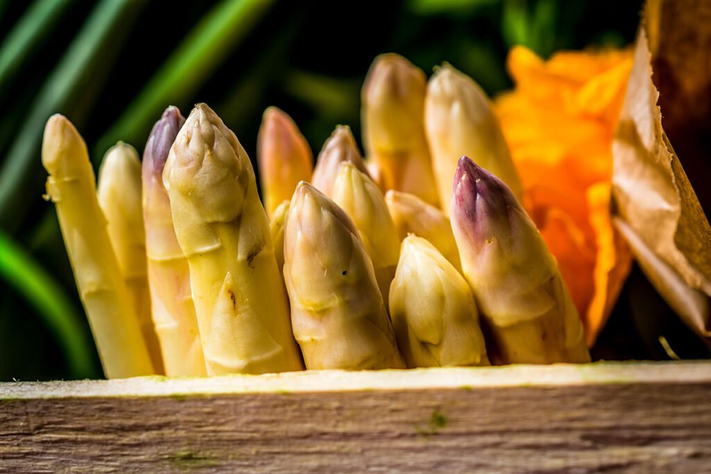 Produits bio de saison utilisés dans la cuisine gastronomique d’Esens’ALL à Paris