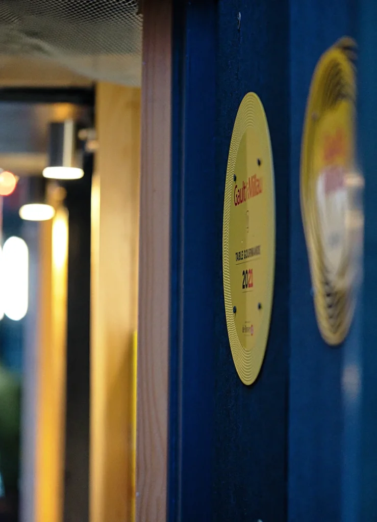 Façade d'un restaurant gastronomique intime à Paris le soir